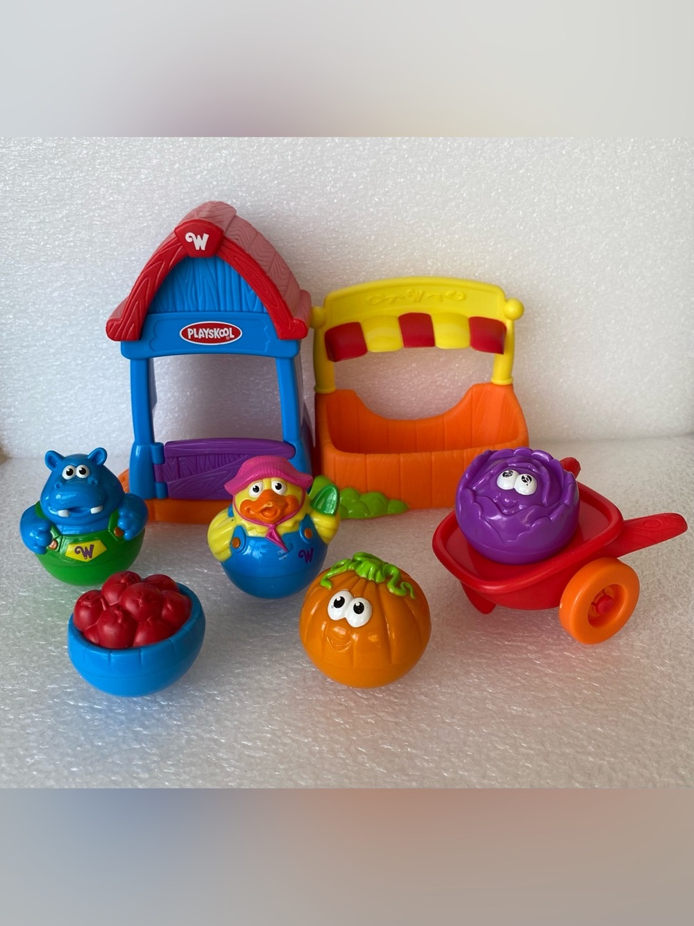 Playskool Weeble Wobbles Farm Barn Vegetable Market with Vegetables & 2 Farmers